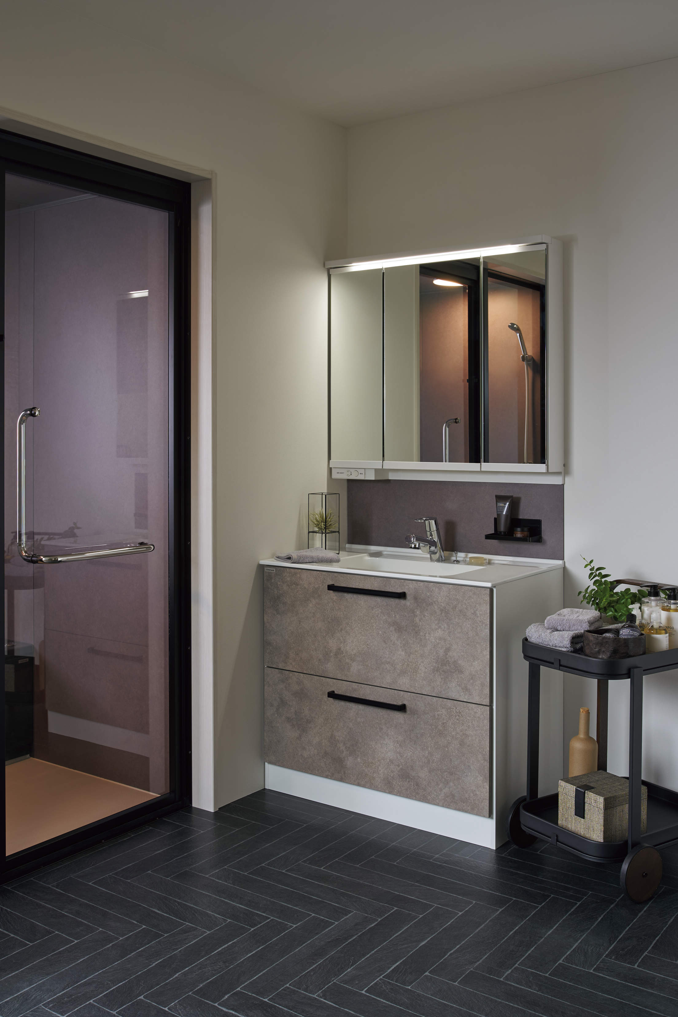 グレーと薄紫の洗面台