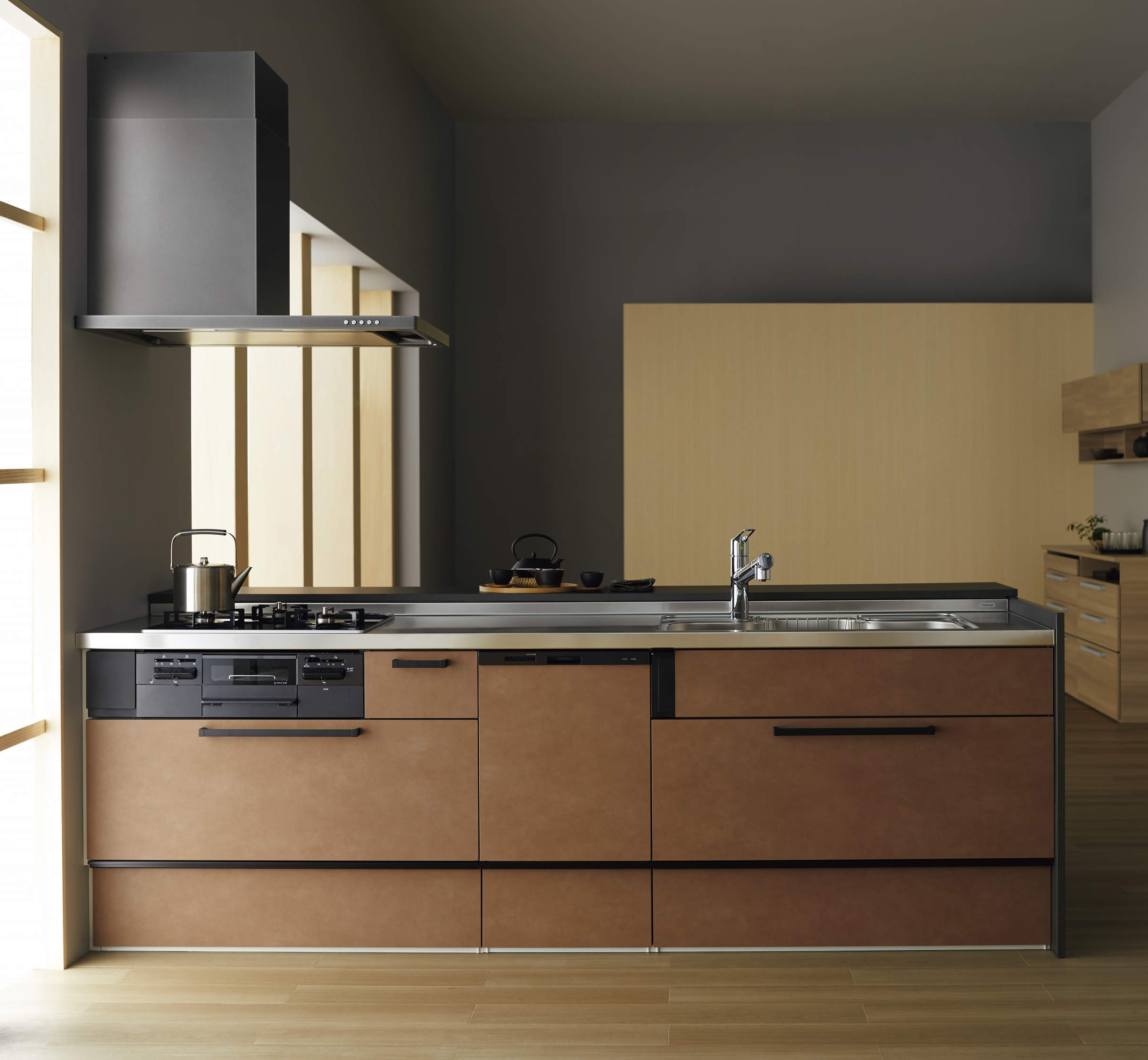 グレーの壁に茶色のカウンターキッチン