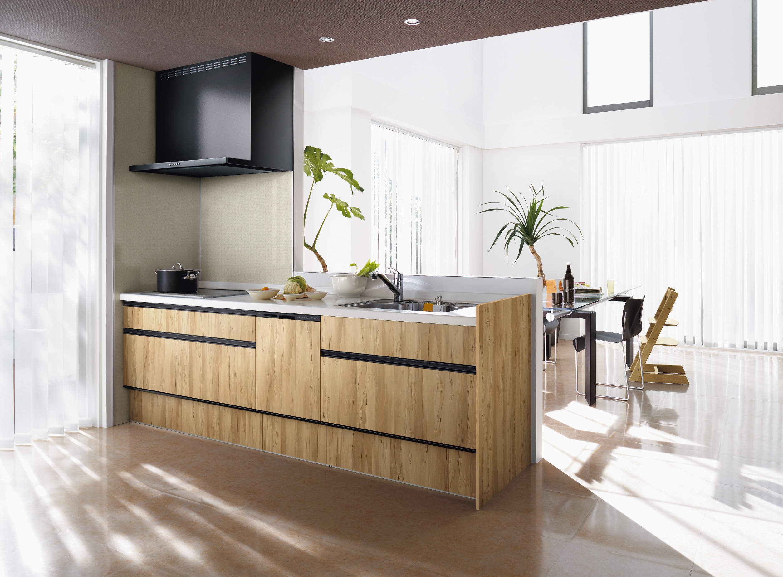 開放感のあるリビングに木目のカウンターキッチン